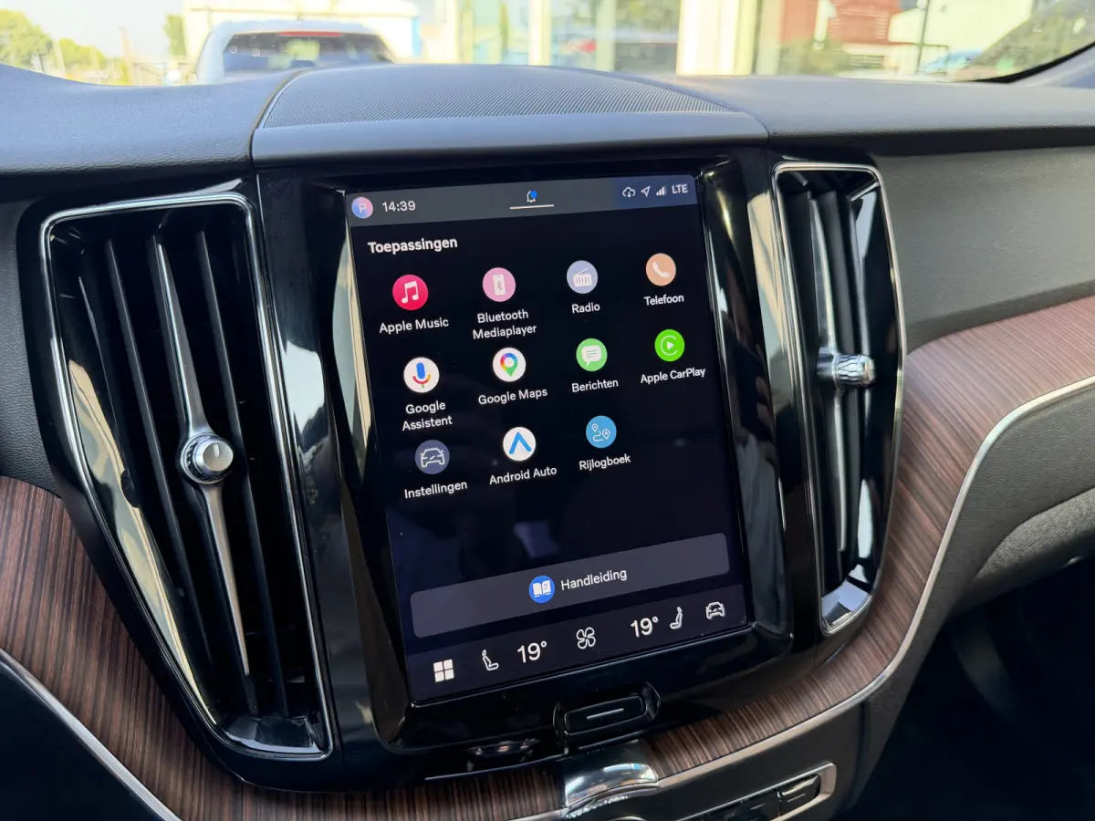 2.0 T6 Plug-in hybrid AWD Plus Bright Stoelventilatie | Trekhaak |