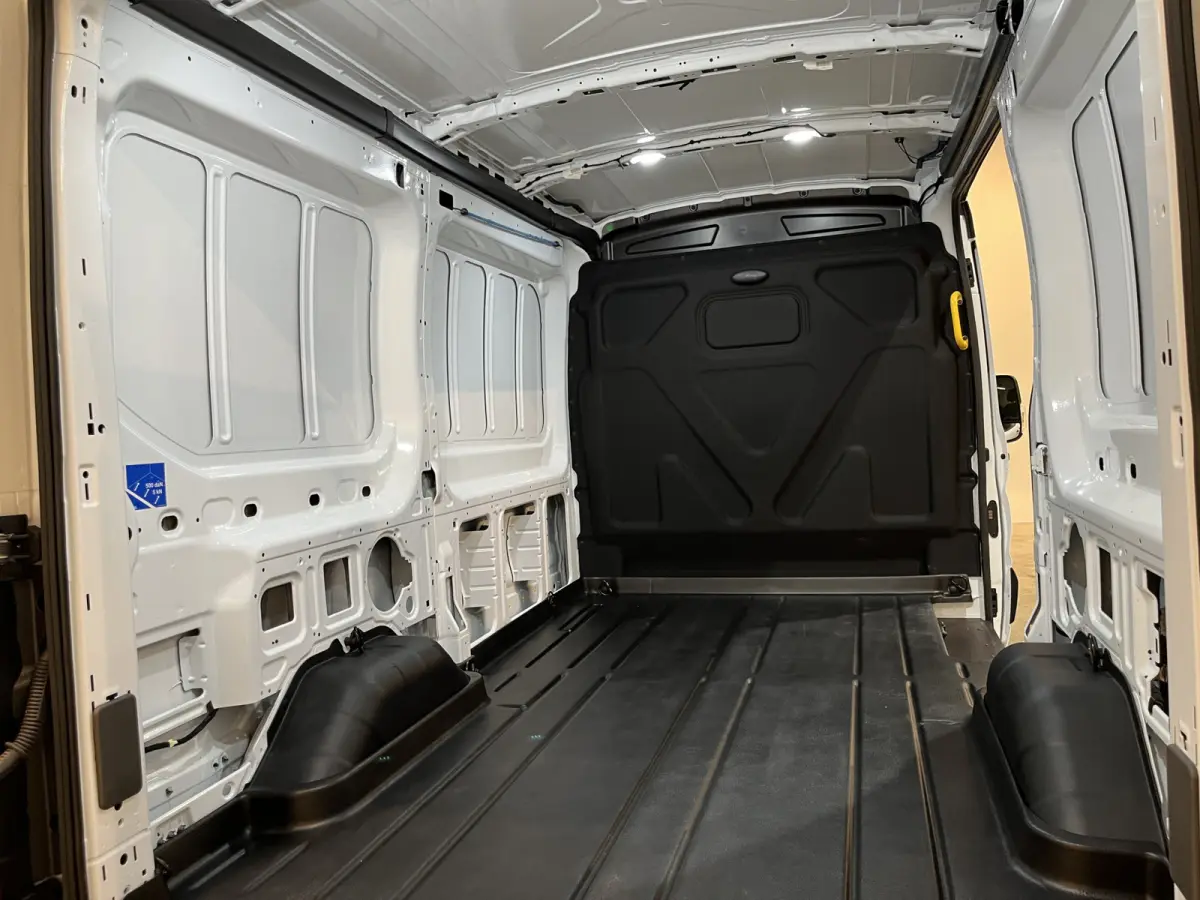 390 (3500 kg) L2H2 Trend 68 kWh / 100% Elektrisch !! / Airco / Cruise Control / CarPlay / PDC / Navigatie / 3-Zits / 1.135 KM !!