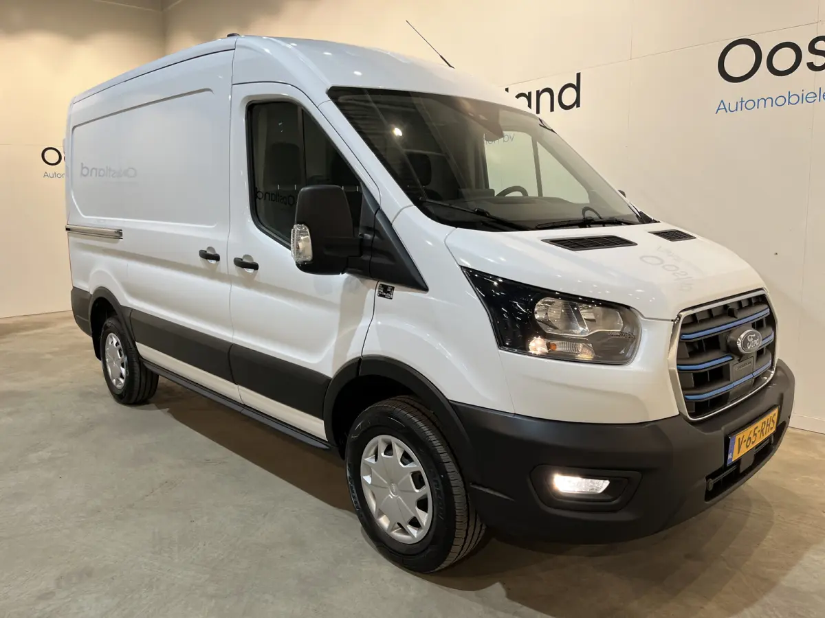 390 (3500 kg) L2H2 Trend 68 kWh / 100% Elektrisch !! / Airco / Cruise Control / CarPlay / PDC / Navigatie / 3-Zits / 1.135 KM !!