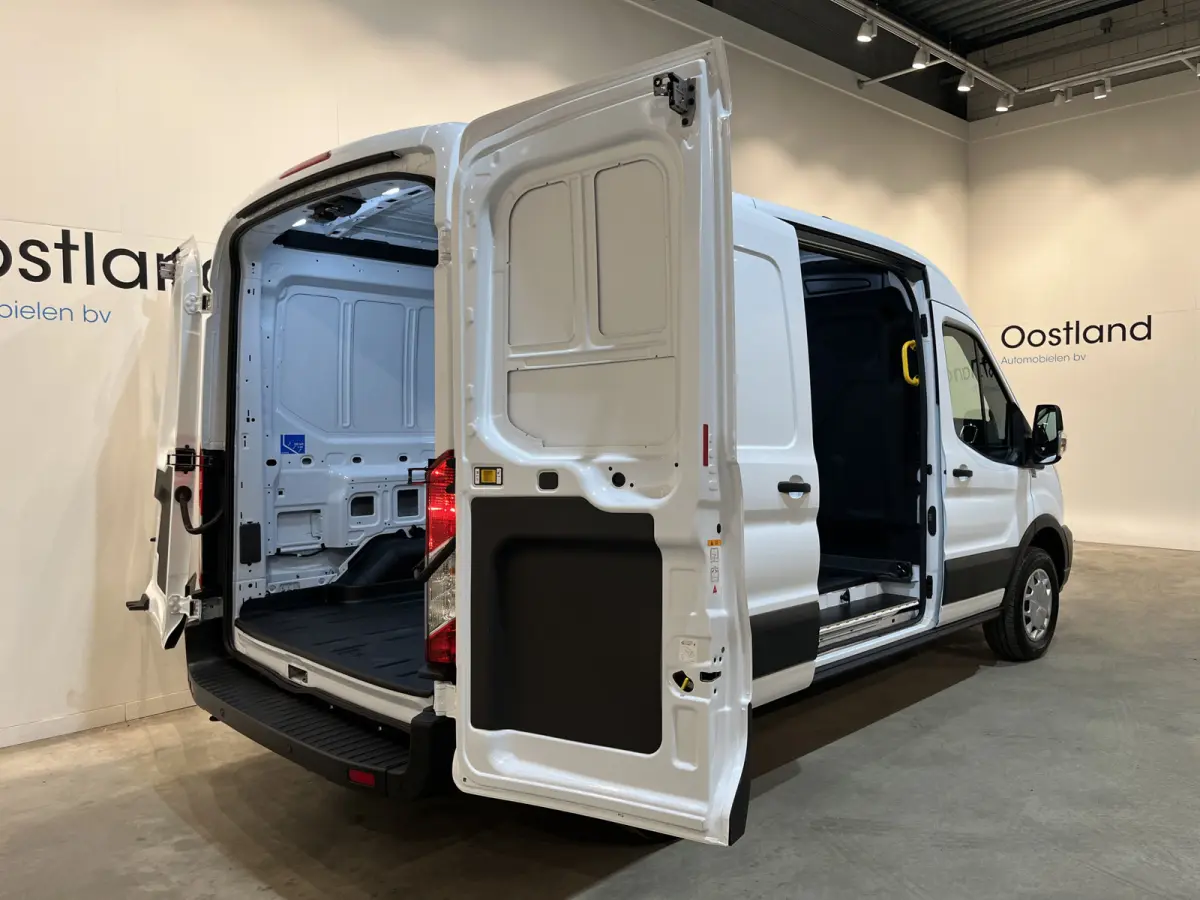 390 (3500 kg) L2H2 Trend 68 kWh / 100% Elektrisch !! / Airco / Cruise Control / CarPlay / PDC / Navigatie / 3-Zits / 1.135 KM !!