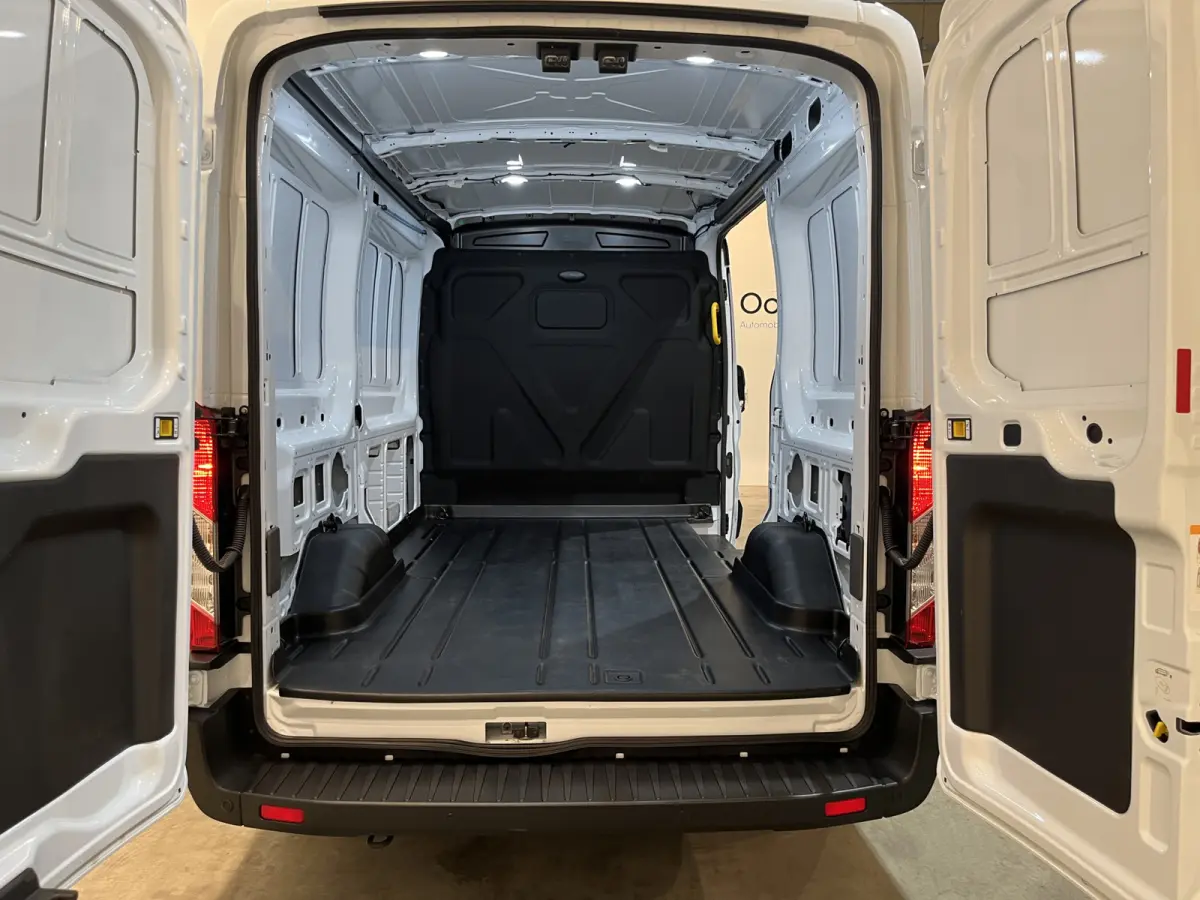 390 (3500 kg) L2H2 Trend 68 kWh / 100% Elektrisch !! / Airco / Cruise Control / CarPlay / PDC / Navigatie / 3-Zits / 1.135 KM !!