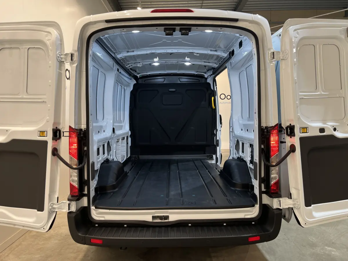 390 (3500 kg) L2H2 Trend 68 kWh / 100% Elektrisch !! / Airco / Cruise Control / CarPlay / PDC / Navigatie / 3-Zits / 1.135 KM !!