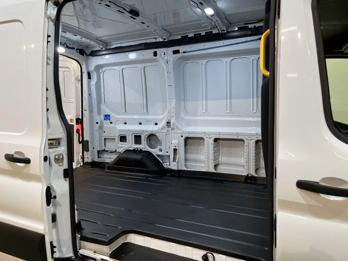 390 (3500 kg) L2H2 Trend 68 kWh / 100% Elektrisch !! / Airco / Cruise Control / CarPlay / PDC / Navigatie / 3-Zits / 1.135 KM !!