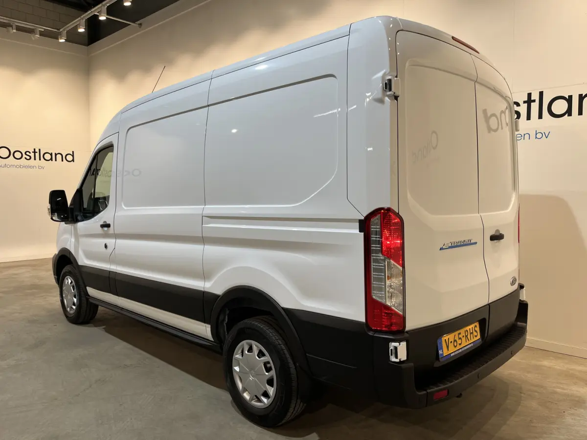 390 (3500 kg) L2H2 Trend 68 kWh / 100% Elektrisch !! / Airco / Cruise Control / CarPlay / PDC / Navigatie / 3-Zits / 1.135 KM !!