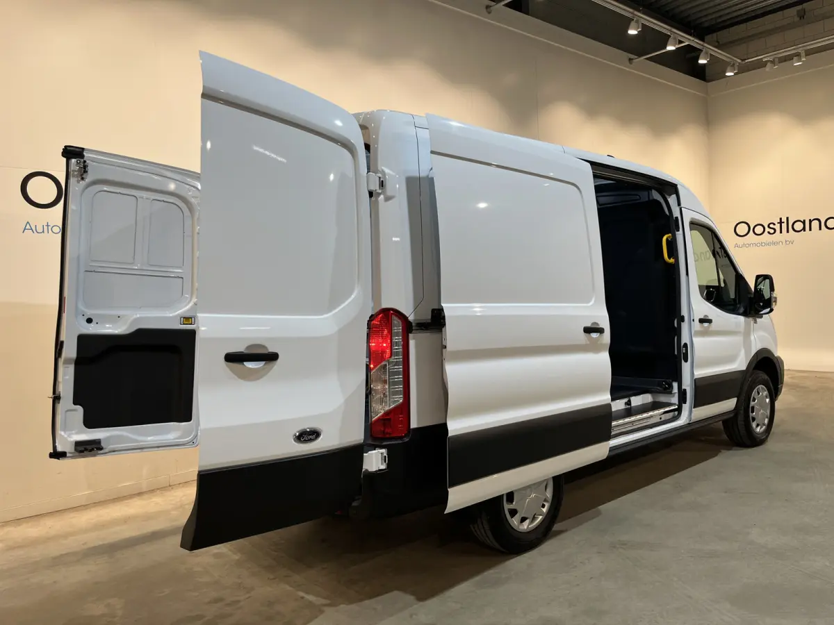 390 (3500 kg) L2H2 Trend 68 kWh / 100% Elektrisch !! / Airco / Cruise Control / CarPlay / PDC / Navigatie / 3-Zits / 1.135 KM !!