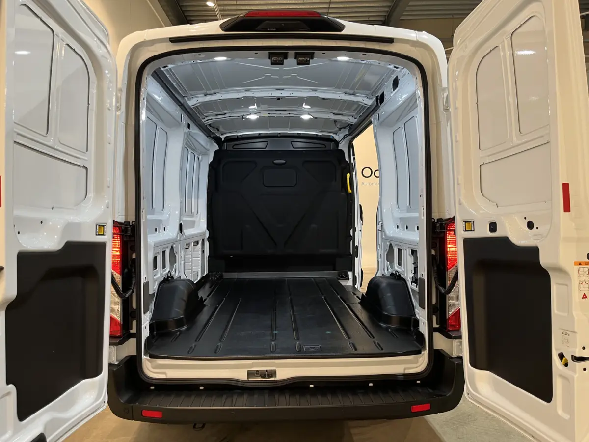 390 (3500 kg) L2H2 Trend 68 kWh / 100% Elektrisch !! / Airco / Cruise Control / CarPlay / 360 Camera / Navigatie / 3-Zits / 622 KM !!