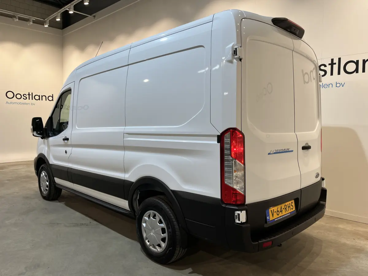 390 (3500 kg) L2H2 Trend 68 kWh / 100% Elektrisch !! / Airco / Cruise Control / CarPlay / 360 Camera / Navigatie / 3-Zits / 622 KM !!