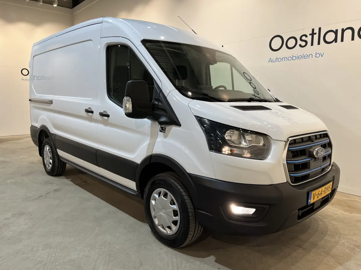390 (3500 kg) L2H2 Trend 68 kWh / 100% Elektrisch !! / Airco / Cruise Control / CarPlay / 360 Camera / Navigatie / 3-Zits / 622 KM !!