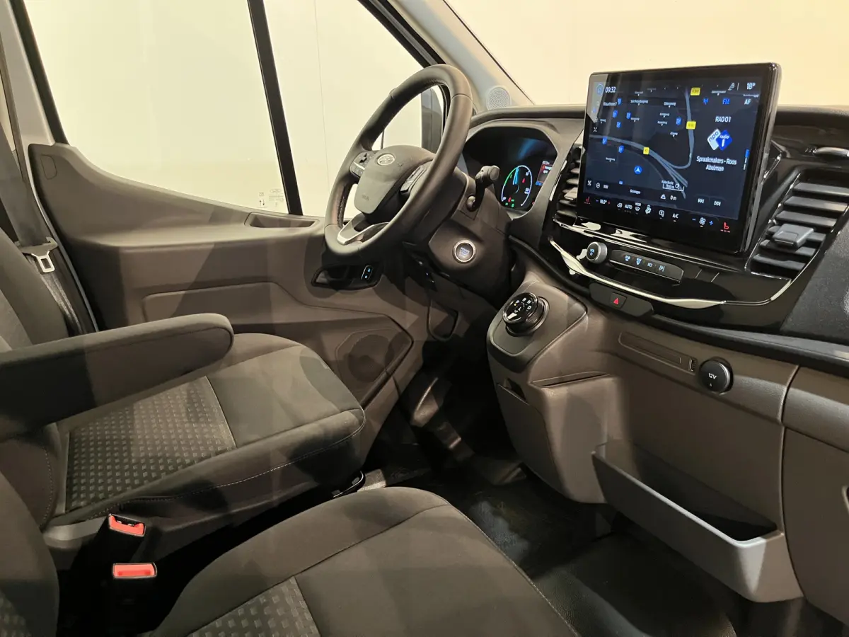 390 (3500 kg) L2H2 Trend 68 kWh / 100% Elektrisch !! / Airco / Cruise Control / CarPlay / 360 Camera / Navigatie / 3-Zits / 622 KM !!