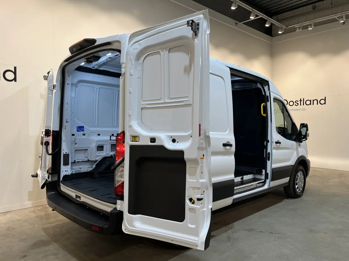 390 (3500 kg) L2H2 Trend 68 kWh / 100% Elektrisch !! / Airco / Cruise Control / CarPlay / 360 Camera / Navigatie / 3-Zits / 622 KM !!