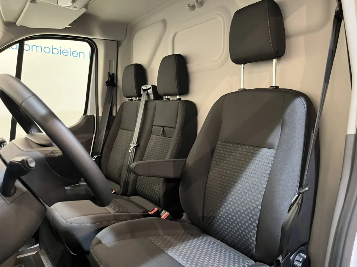 390 (3500 kg) L2H2 Trend 68 kWh / 100% Elektrisch !! / Airco / Cruise Control / CarPlay / 360 Camera / Navigatie / 3-Zits / 622 KM !!