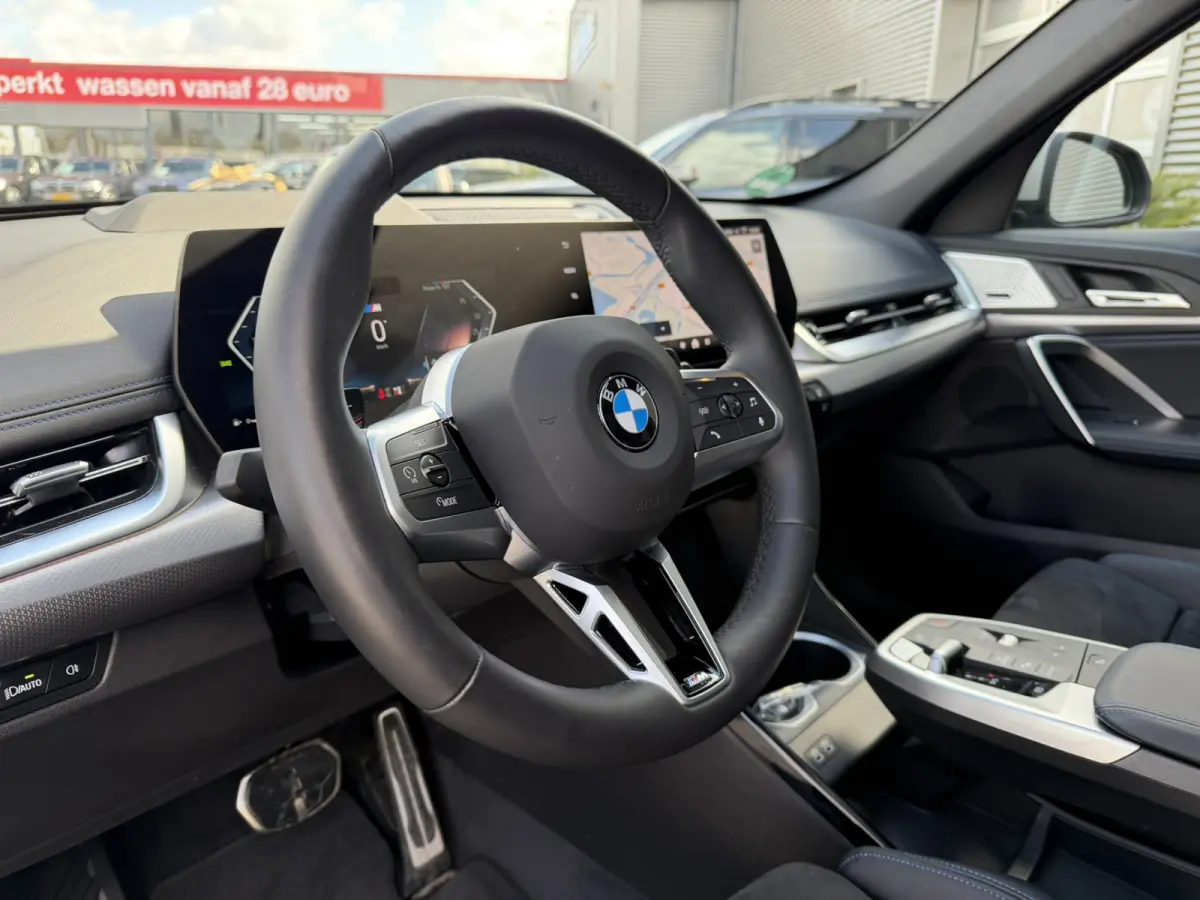 sDrive20i M Sport Panoramadak Stuurwielverwarming Massage 19 Inch Keyless Entry ACC Harman-Kardon Sound 360 Gr Camera Keyless Entry Head-Up Display