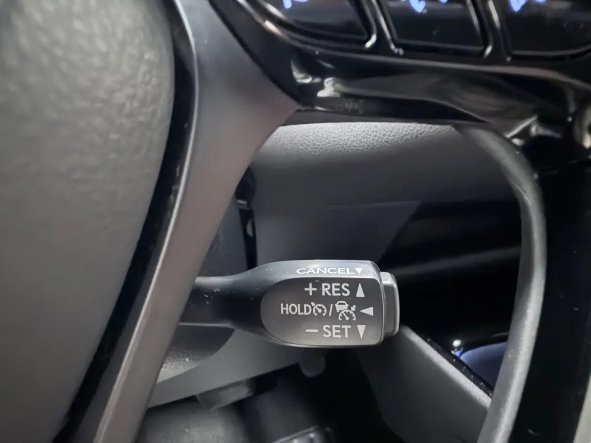 1.8 Hybrid Bi-Tone Plus JBL-SOUND/NAVI/CAM/LEDER/ECC/PDC/CRUISE/DAB/CARPLAY///