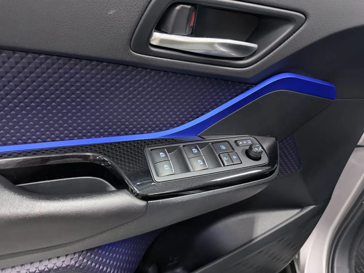 1.8 Hybrid Bi-Tone Plus JBL-SOUND/NAVI/CAM/LEDER/ECC/PDC/CRUISE/DAB/CARPLAY///