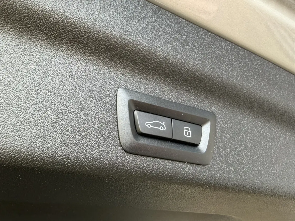 sDrive20i M Sport Premium Pakket Panoramadak Trekhaak Achteruitrijcamera Stoelverwarming Keyless Entry Carplay