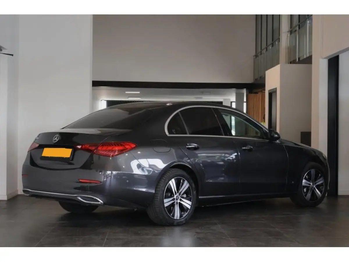 300 E BUSINESS LINE Leder | Dodehoeksensoren | Camera | Adaptive Cruise