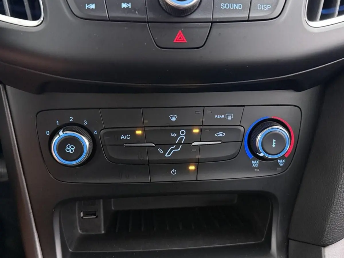 1.0 Lease Edition Trekhaak/4S.Banden/Nav/Ac