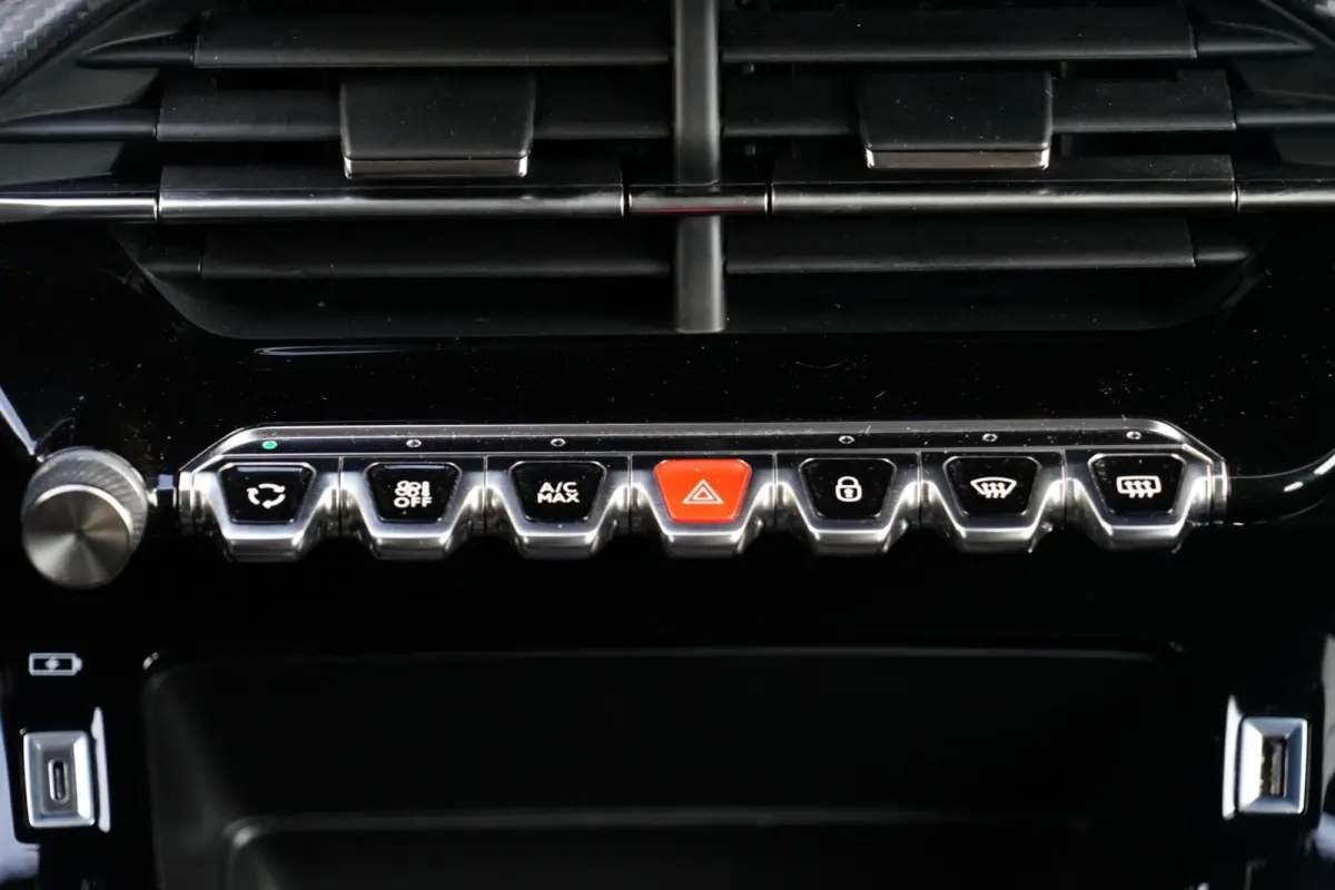 1.2 PureTech Active Pack, NL, PDC, CarPlay, L.M.