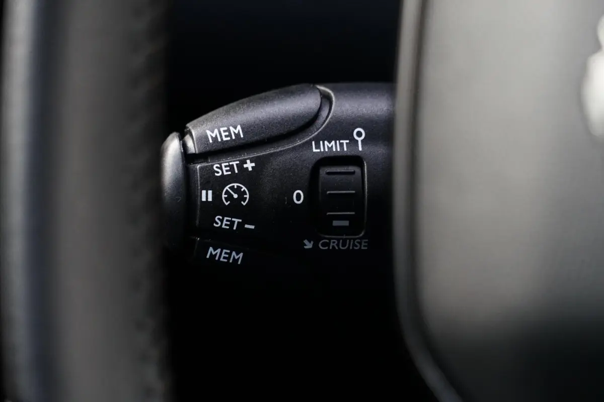 1.2 PureTech Active Pack, NL, PDC, CarPlay, L.M.