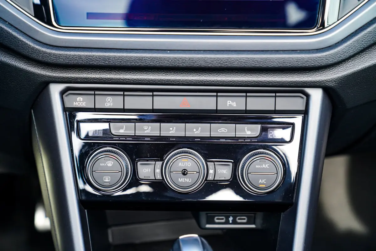 1.5 TSI R-Line | Luxe Leder | Ruitjes leer | Trekhaak | Stoelverwarming | Facelift | Vlak R-line Stuur |