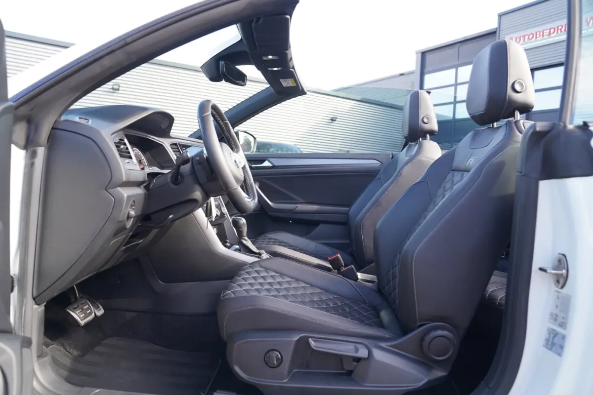 1.5 TSI R-Line | Luxe Leder | Ruitjes leer | Trekhaak | Stoelverwarming | Facelift | Vlak R-line Stuur |