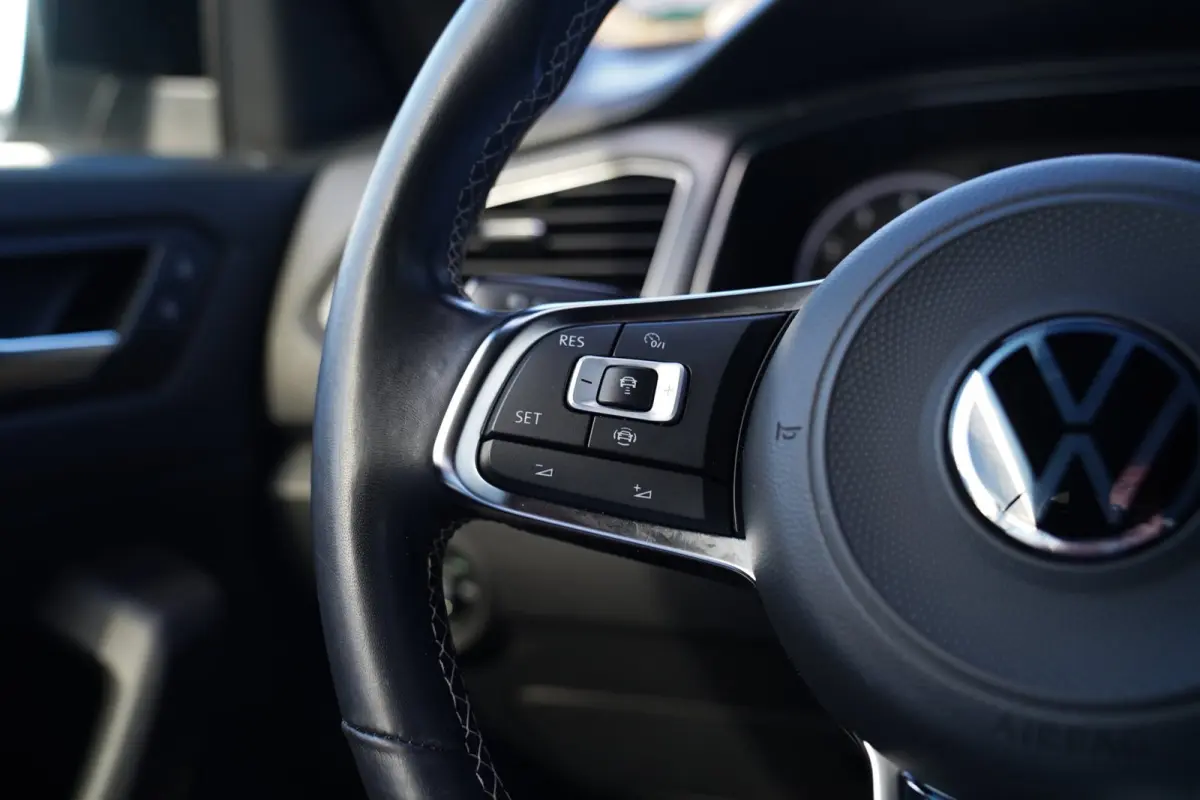 1.5 TSI R-Line | Luxe Leder | Ruitjes leer | Trekhaak | Stoelverwarming | Facelift | Vlak R-line Stuur |