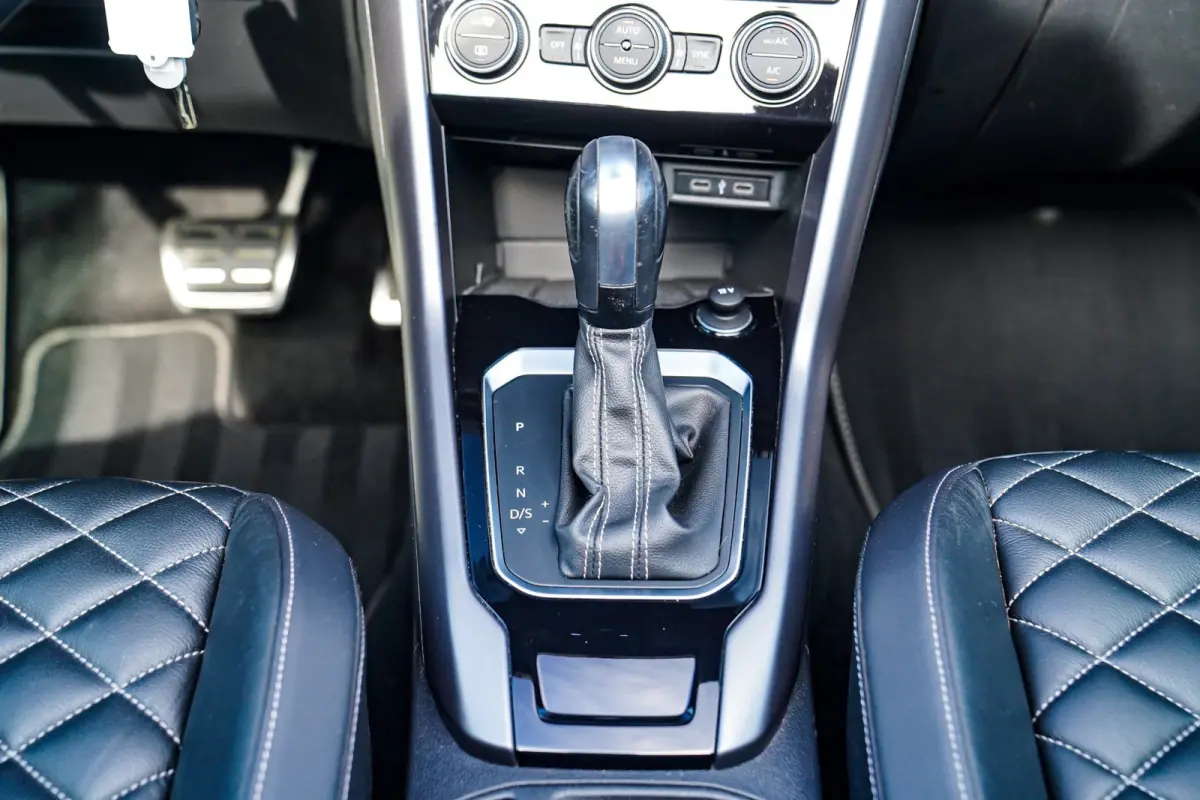 1.5 TSI R-Line | Luxe Leder | Ruitjes leer | Trekhaak | Stoelverwarming | Facelift | Vlak R-line Stuur |