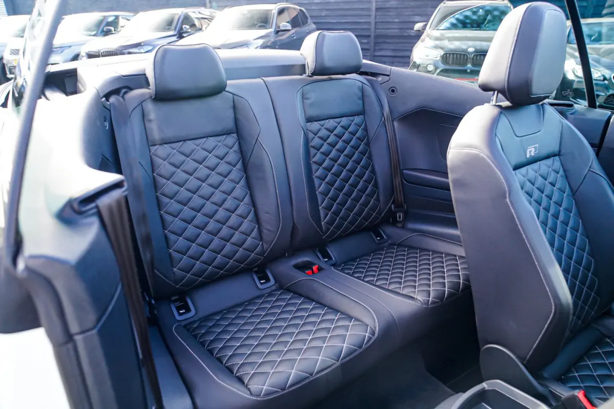 1.5 TSI R-Line | Luxe Leder | Ruitjes leer | Trekhaak | Stoelverwarming | Facelift | Vlak R-line Stuur |