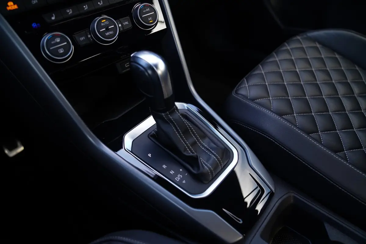 1.5 TSI R-Line | Luxe Leder | Ruitjes leer | Trekhaak | Stoelverwarming | Facelift | Vlak R-line Stuur |