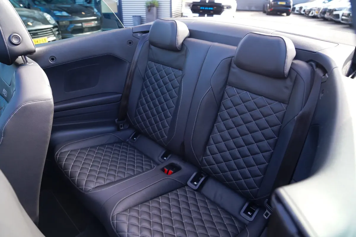 1.5 TSI R-Line | Luxe Leder | Ruitjes leer | Trekhaak | Stoelverwarming | Facelift | Vlak R-line Stuur |