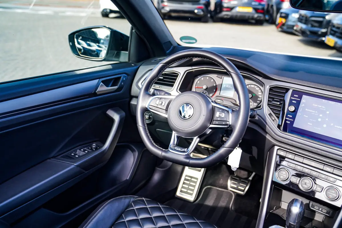 1.5 TSI R-Line | Luxe Leder | Ruitjes leer | Trekhaak | Stoelverwarming | Facelift | Vlak R-line Stuur |