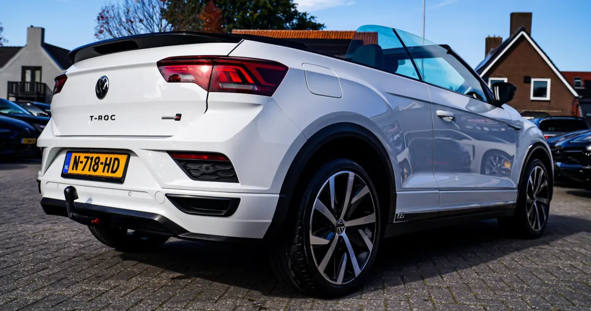 1.5 TSI R-Line | Luxe Leder | Ruitjes leer | Trekhaak | Stoelverwarming | Facelift | Vlak R-line Stuur |