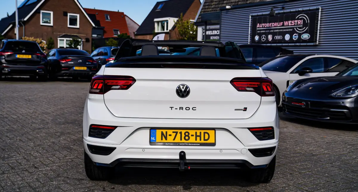 1.5 TSI R-Line | Luxe Leder | Ruitjes leer | Trekhaak | Stoelverwarming | Facelift | Vlak R-line Stuur |