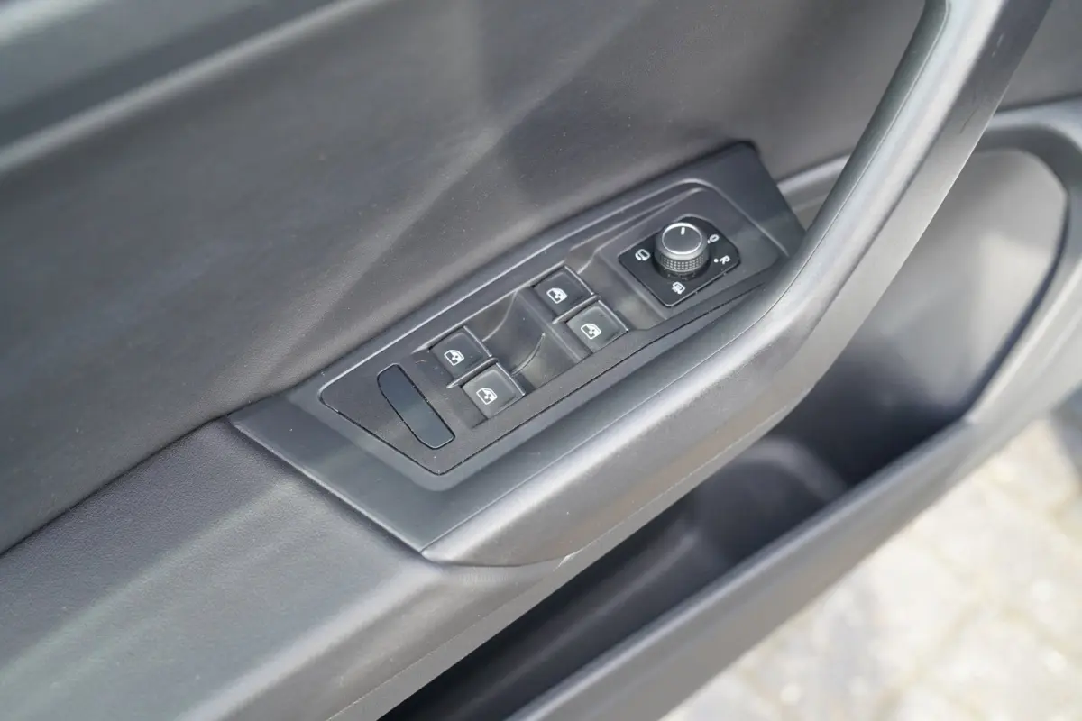 1.5 TSI R-Line | Luxe Leder | Ruitjes leer | Trekhaak | Stoelverwarming | Facelift | Vlak R-line Stuur |