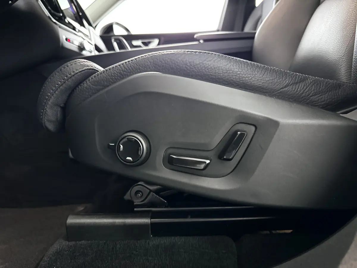 T6 Plug-in hybrid AWD Plus Bright | Panoramadak | Parkeercamera | Stoel- en Stuurverwarming