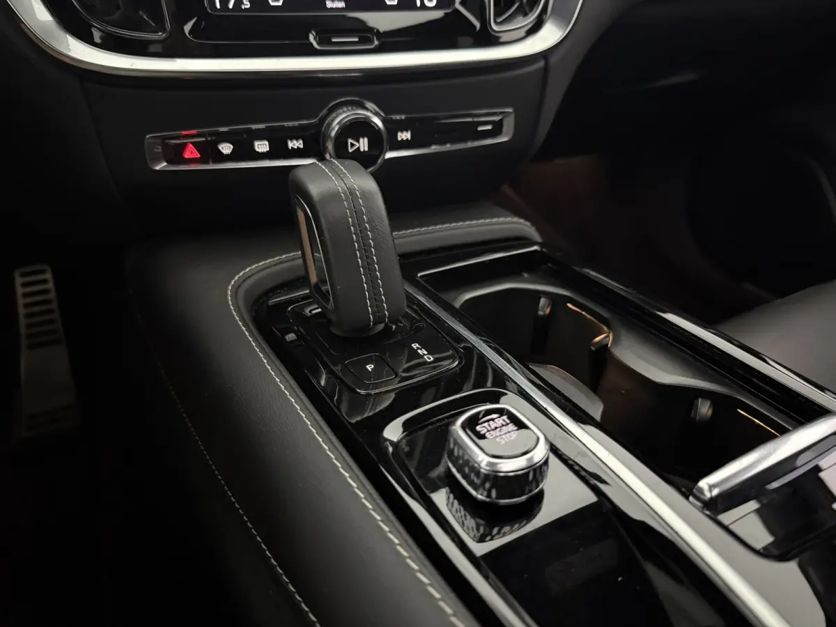 2.0 T6 Recharge AWD R-Design | Pano | Memory | 360° | H/K | Virtual | Carplay | Cruise | LED