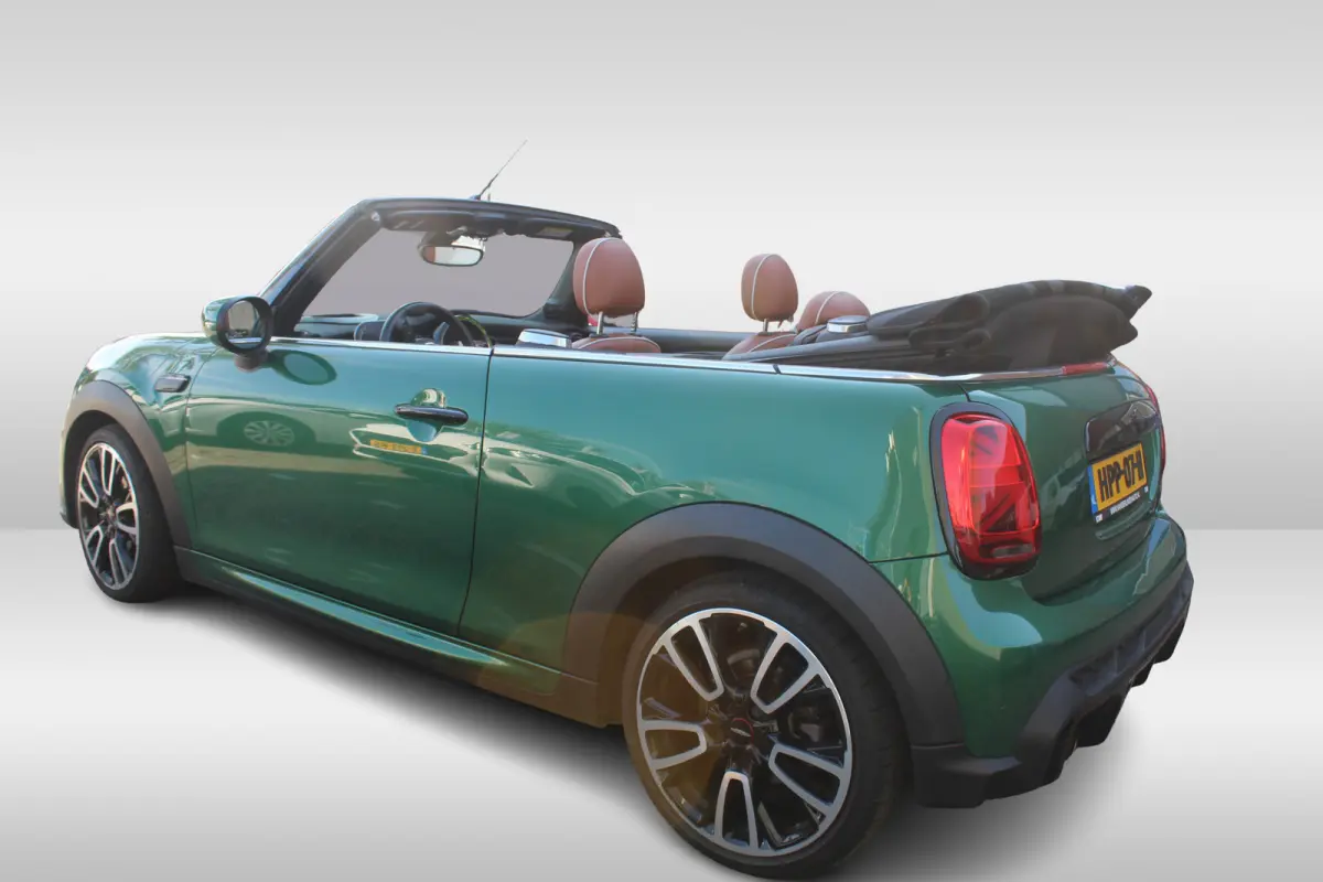 1.5 l Chester bruin leer l Harman kardon audio l Head-up display l Stoelverwarming l PDC l  l Lendesteun Verstelbaar l  l Keyless l JOHN COOPER WORKS l BRITISCH RACING GREEN l PREMIUM PAKKET