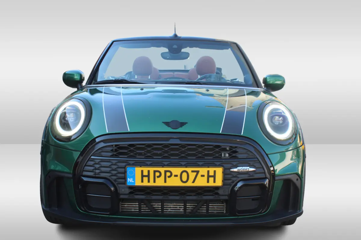 1.5 l Chester bruin leer l Harman kardon audio l Head-up display l Stoelverwarming l PDC l  l Lendesteun Verstelbaar l  l Keyless l JOHN COOPER WORKS l BRITISCH RACING GREEN l PREMIUM PAKKET