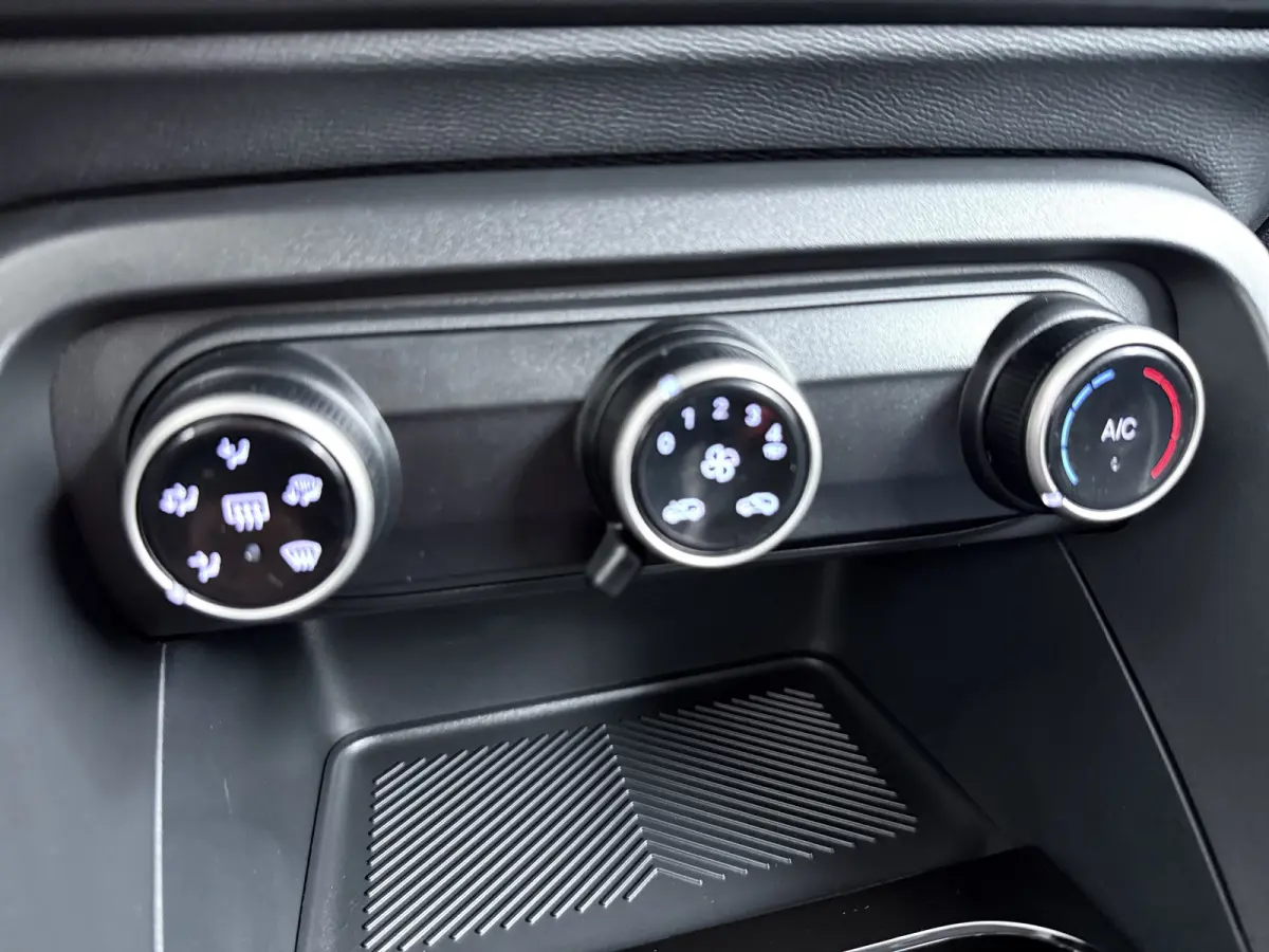 Turbo 100 COLLECTION | Apple Carplay / Android Auto | Cruise Control | Lane Assist | Verkeersborden Herkenning | | 17" lichtmetalen velgen 'Atacamite Black' met 205/50 R17 banden | Advanced 
