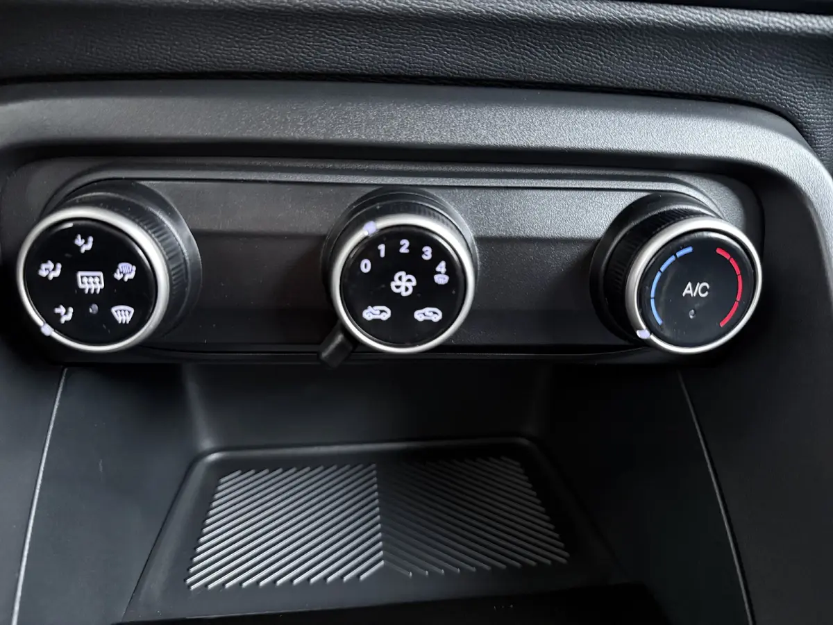 Turbo 100 COLLECTION | Apple Carplay / Android Auto | Cruise Control | Lane Assist | Verkeersborden Herkenning | | 17" lichtmetalen velgen 'Atacamite Black' met 205/50 R17 banden | Advanced 