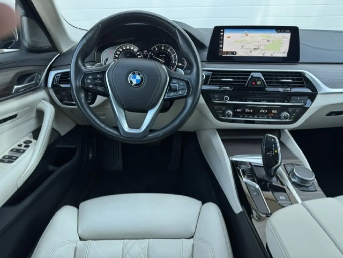 530i xDrive High Executive Luxury - Trekhaak-BTW -Schuifdak - 360 camera - Harman kardon - Sfeerverlichting