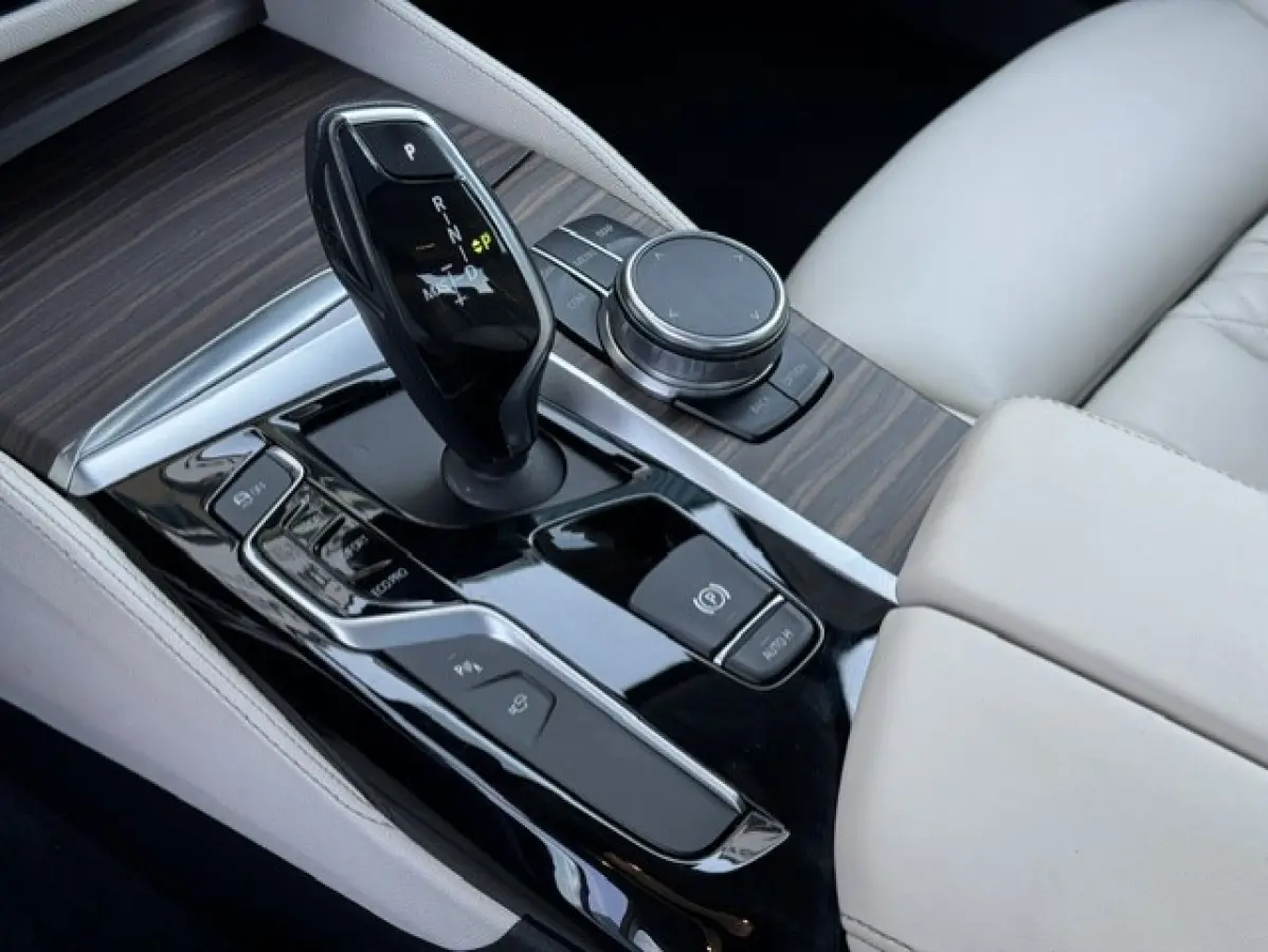 530i xDrive High Executive Luxury - Trekhaak-BTW -Schuifdak - 360 camera - Harman kardon - Sfeerverlichting