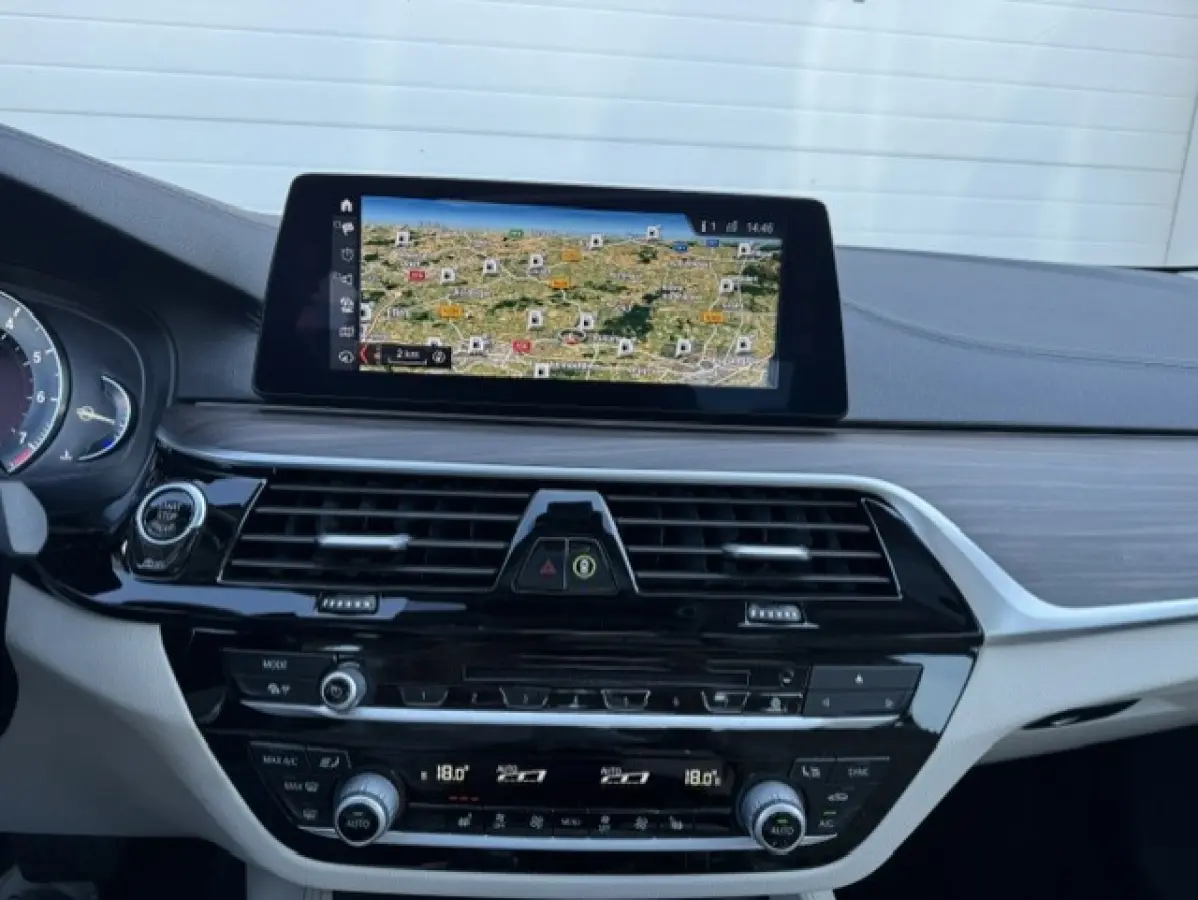 530i xDrive High Executive Luxury - Trekhaak-BTW -Schuifdak - 360 camera - Harman kardon - Sfeerverlichting
