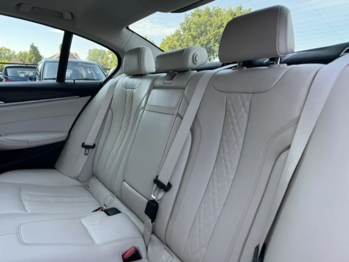530i xDrive High Executive Luxury - Trekhaak-BTW -Schuifdak - 360 camera - Harman kardon - Sfeerverlichting