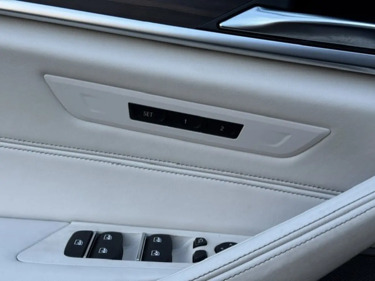 530i xDrive High Executive Luxury - Trekhaak-BTW -Schuifdak - 360 camera - Harman kardon - Sfeerverlichting