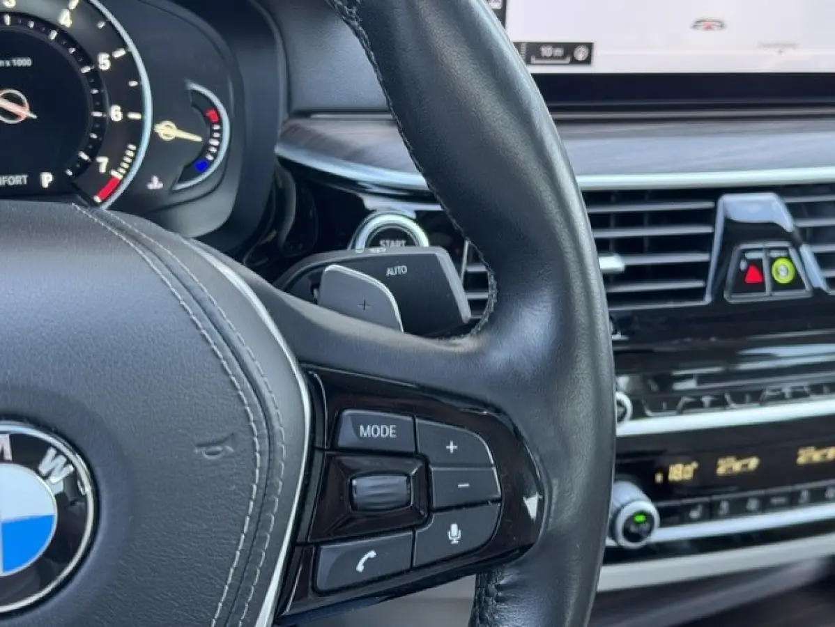 530i xDrive High Executive Luxury - Trekhaak-BTW -Schuifdak - 360 camera - Harman kardon - Sfeerverlichting