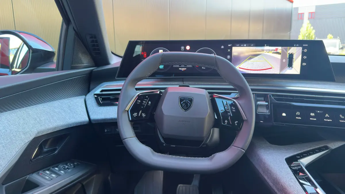 Allure 210 73 kWh | Apple Carplay / Android Auto | 360° Camera | Adaptieve Cruise Control | Stoelverwarming Voor | Stuurverwarming | Navigatie | Elektrische parkeerrem | Extra getinte achte