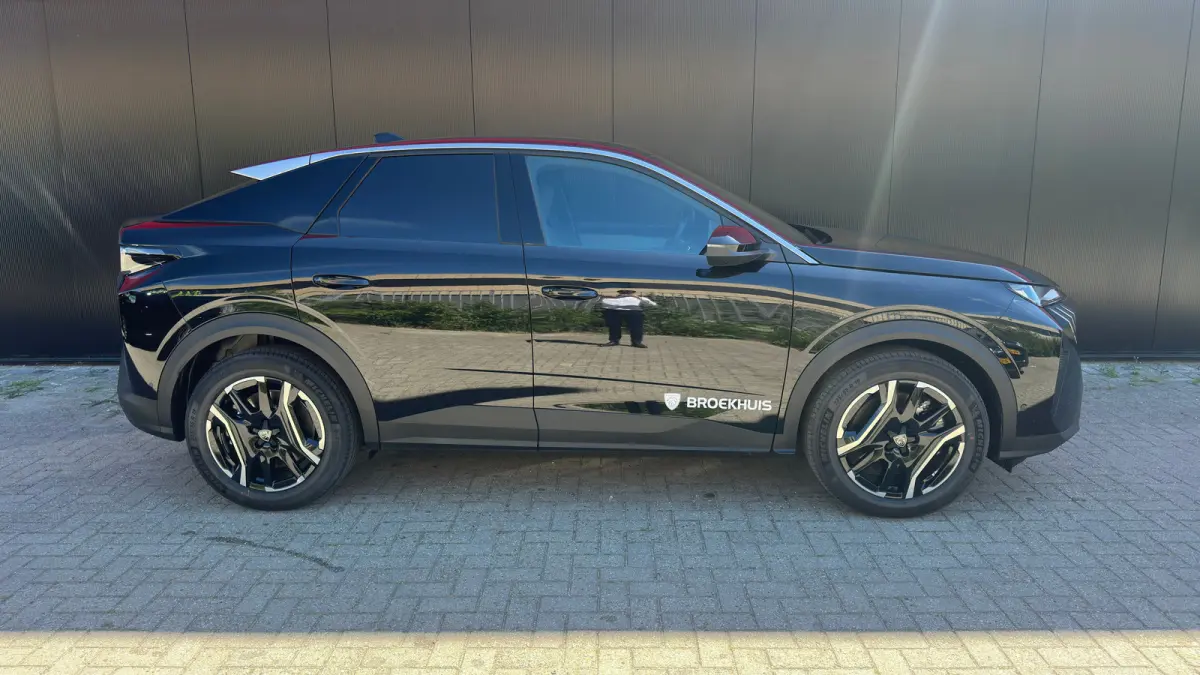 Allure 210 73 kWh | Apple Carplay / Android Auto | 360° Camera | Adaptieve Cruise Control | Stoelverwarming Voor | Stuurverwarming | Navigatie | Elektrische parkeerrem | Extra getinte achte