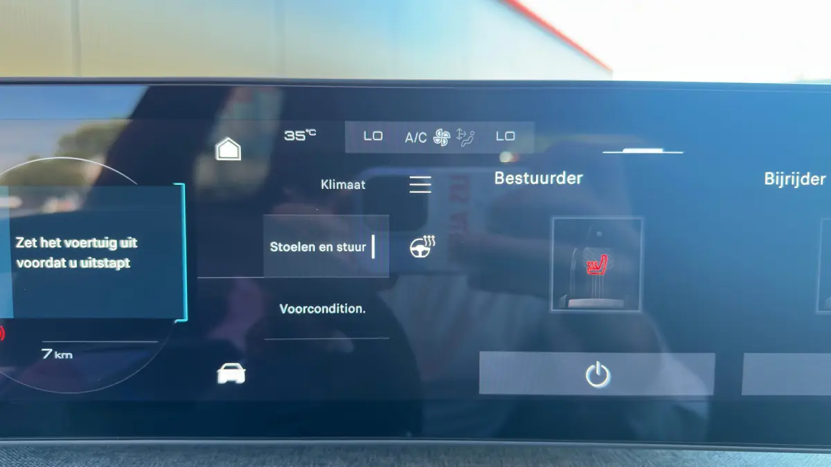 Allure 210 73 kWh | Apple Carplay / Android Auto | 360° Camera | Adaptieve Cruise Control | Stoelverwarming Voor | Stuurverwarming | Navigatie | Elektrische parkeerrem | Extra getinte achte