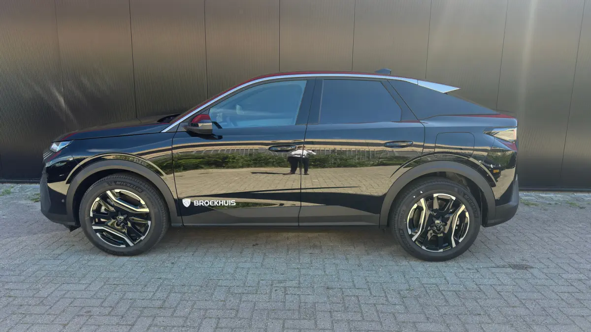 Allure 210 73 kWh | Apple Carplay / Android Auto | 360° Camera | Adaptieve Cruise Control | Stoelverwarming Voor | Stuurverwarming | Navigatie | Elektrische parkeerrem | Extra getinte achte